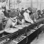 Рабочие начала прошлого века на конвейерном производстве