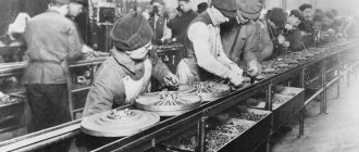Рабочие начала прошлого века на конвейерном производстве