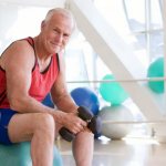 здоровый пенсионер с гантелями. физическая активность - правило долголетия
